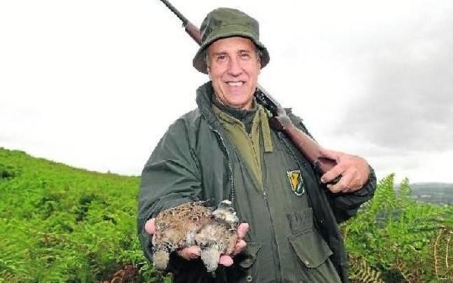 Un cazador de Usansolo con las dos tórtolas capturadas en una zona de Bizkaia.