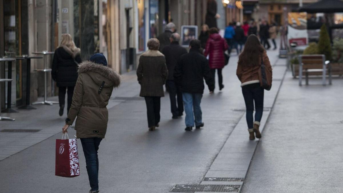 Gente paseando por la calle San Prudencio