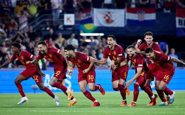 Mikel Merino, con el número 6, celebra con sus compañeros la victoria.