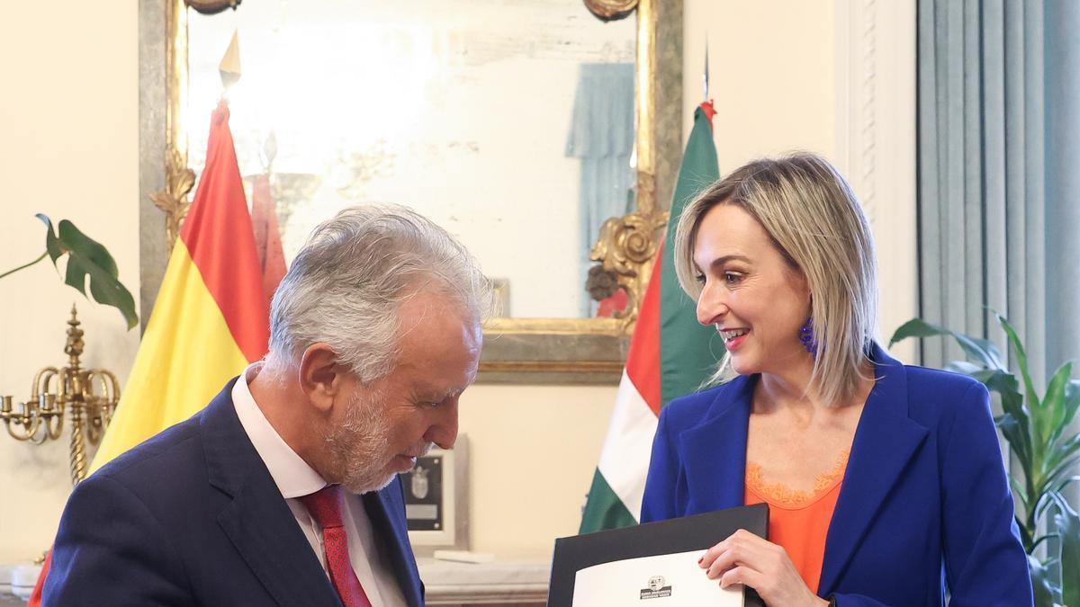 El ministro de Política Territorial, Ángel Víctor Torres, recibió el 8 de octubre las propuestas de la mano de la consejera Ubarretxena