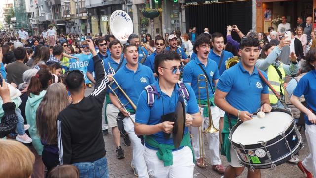La txaranga Ustekabe lleva un cuarto de siglo animando con su música las calles de Eibar y otras muchas localidades.