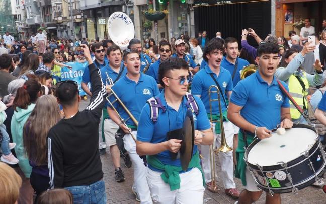 La txaranga Ustekabe lleva un cuarto de siglo animando con su música las calles de Eibar y otras muchas localidades.