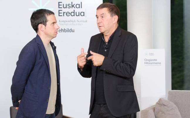 El coordinador de general de EH Bildu, Arnaldo Otegi, y Pello Otxandiano presental el Pacto de Bienestar en San Sebastian 4/10/2022 Foto Unanue