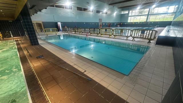 Vista del nuevo vaso de baño para cursos y actividades creado junto a la piscina ya existente de 6 calles