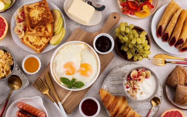 Brunch con huevos, fruta, tostadas y cereales entre otros alimentos.