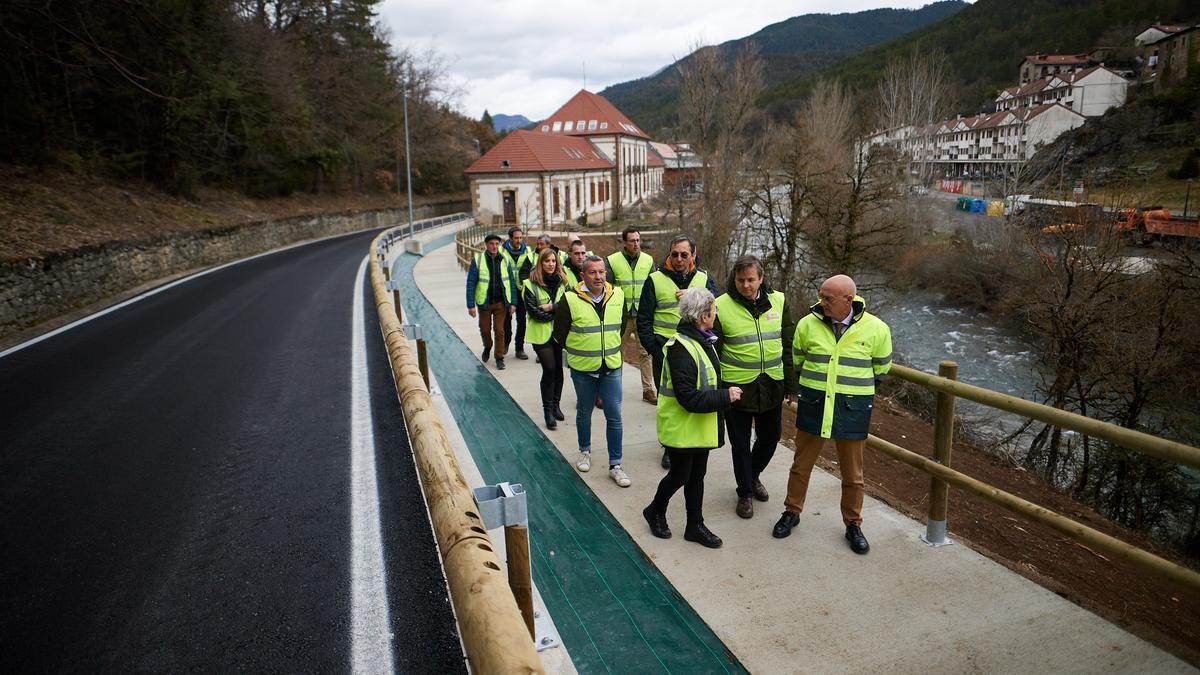 La alcaldesa de Roncal, Amparo Viñuales, y el consejero de Cohesión Territorial, Bernardo Ciriza, durante la visita a la nueva ruta escolar que da acceso al colegio de la localidad.