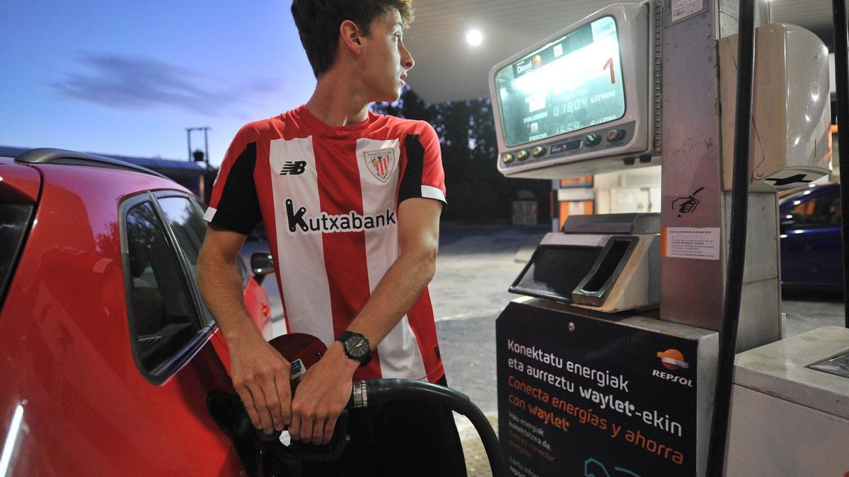 Un joven reposta en una gasolinera de Bizkaia.