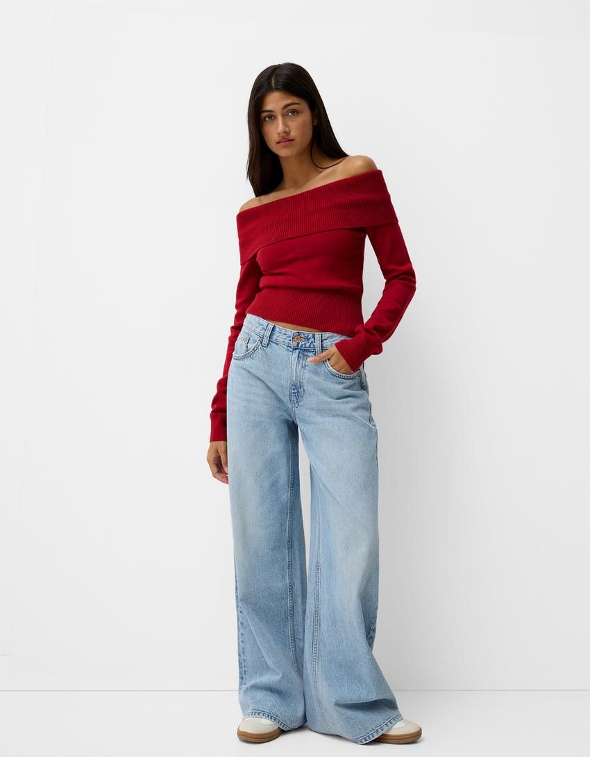 Jersey cuello bardot en color rojo de Bershka (22,99 euros).