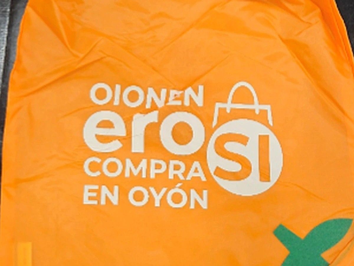 Detalle de una de las bolsas reutilizables que se repartirán dentro de la campaña de apoyo al comercio de Oion