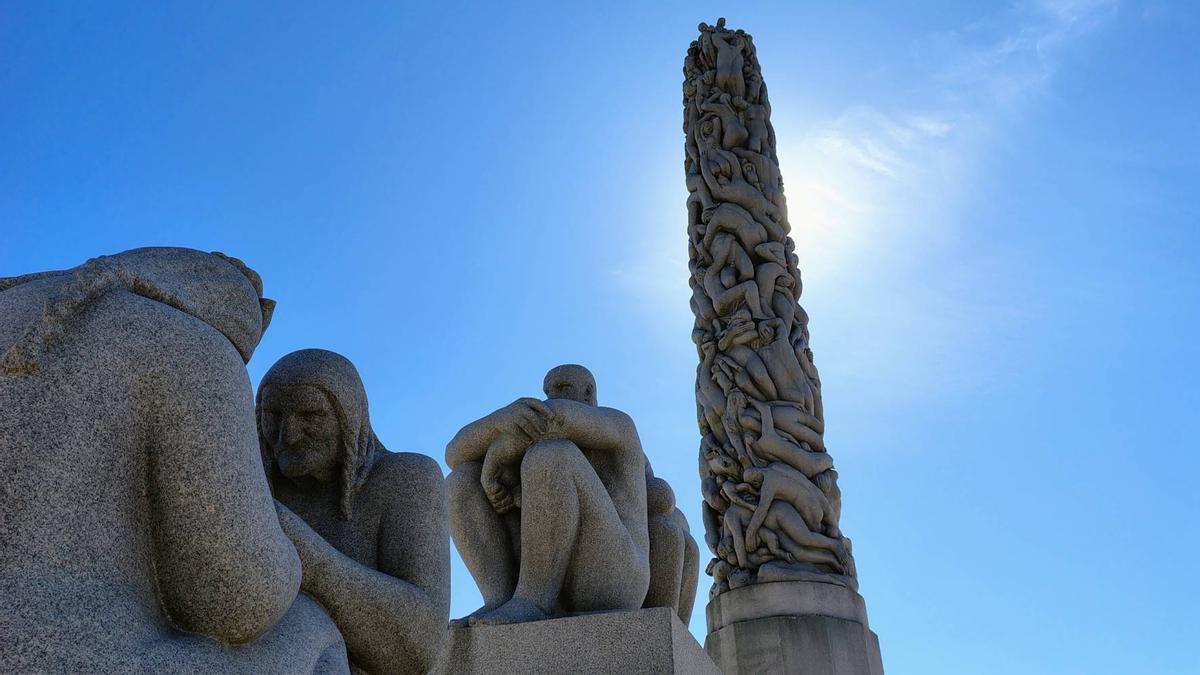 Esculturas en el Parque Vigeland y la torre del Monolito.