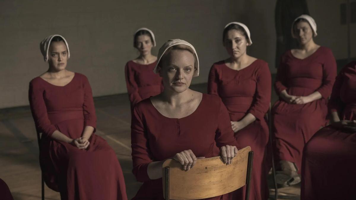 Imagen de la serie ‘El cuento de la criada’ con su protagonista, Elisabeth Moss, en el centro