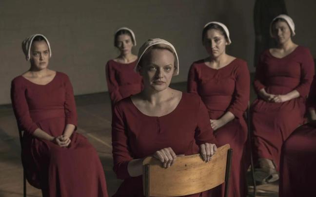 Imagen de la serie ‘El cuento de la criada’ con su protagonista, Elisabeth Moss, en el centro / Max Imagen de la serie ‘El cuento de la criada’ con su protagonista, Elisabeth Moss, en el centro