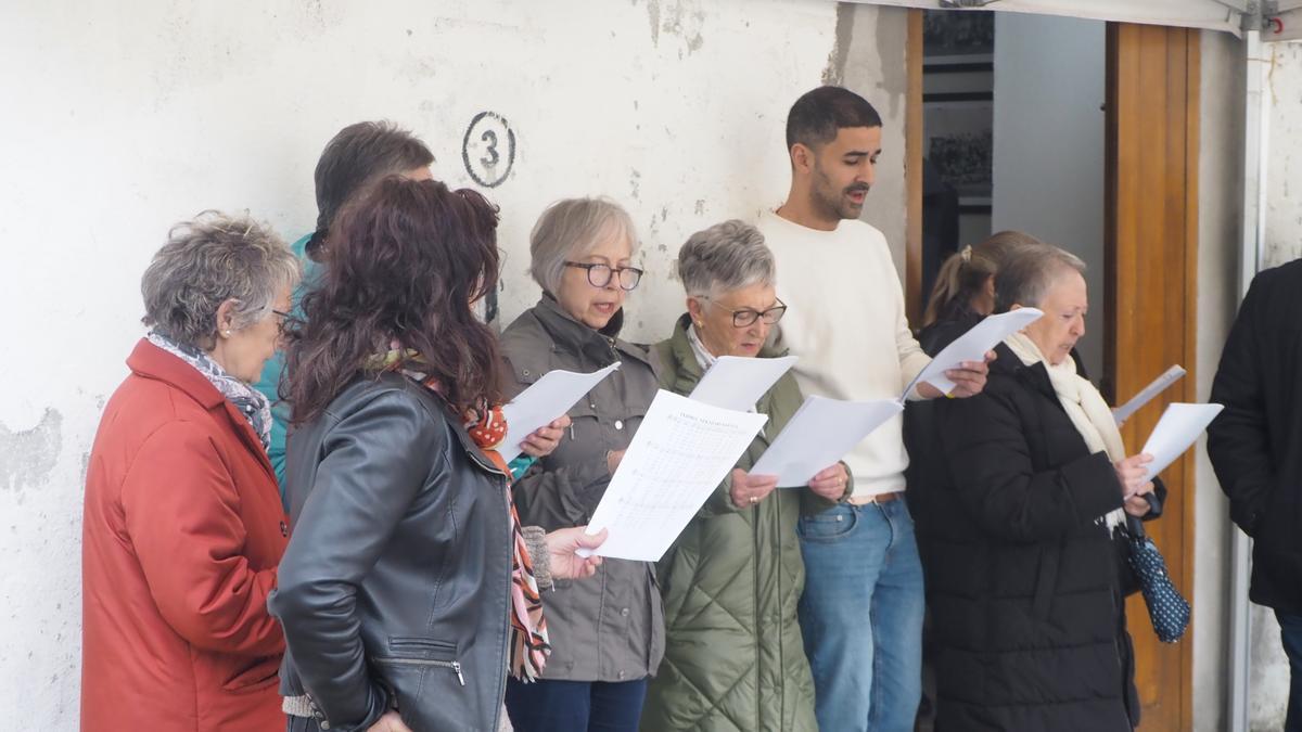 Las voces del coro han acompañado a la imagen de San Isidro durante la procesión.