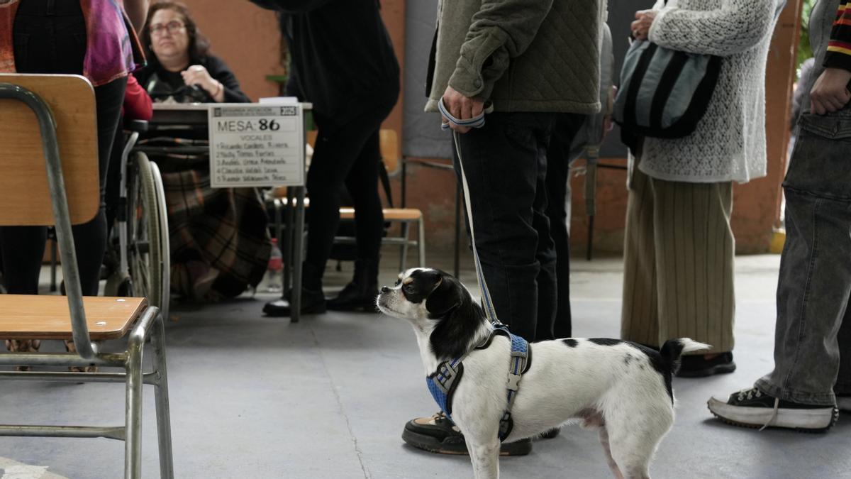 Varias personas asisten a un centro de votación durante la segunda vuelta presidencial en Chile, en Santiago de Chile.