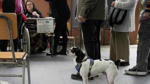 Varias personas asisten a un centro de votación durante la segunda vuelta presidencial en Chile, en Santiago de Chile.