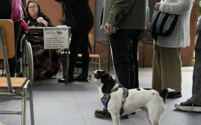 Varias personas asisten a un centro de votación durante la segunda vuelta presidencial en Chile, en Santiago de Chile.