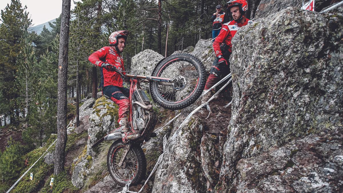 Jaime Busto trata de sortear una complicada zona de piedras en el recorrido de Andorra.