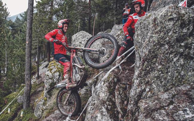 Jaime Busto trata de sortear una complicada zona de piedras en el recorrido de Andorra.