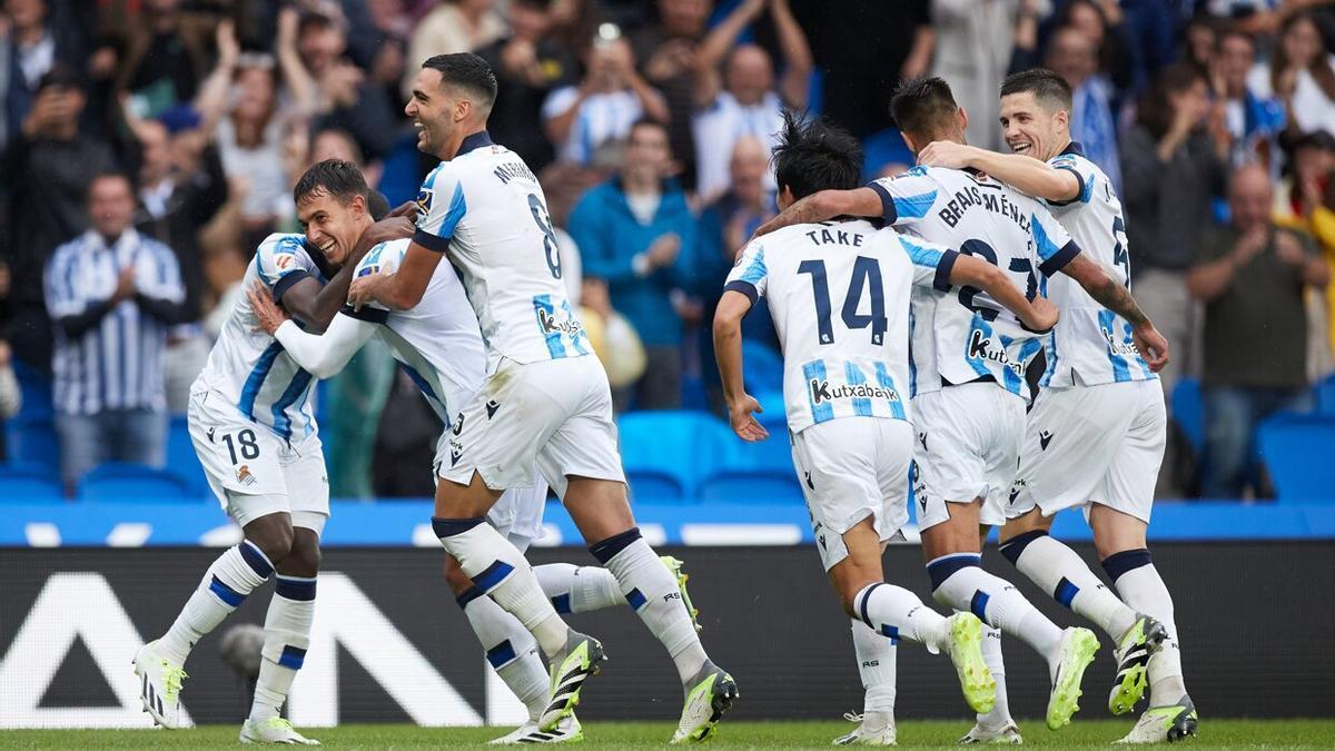 Los jugadores de la Real celebran el sábado el 3-1 de Zubimendi al Granada. / EUROPA PRESS