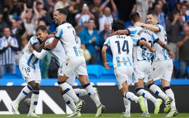 Los jugadores de la Real celebran el sábado el 3-1 de Zubimendi al Granada. / EUROPA PRESS
