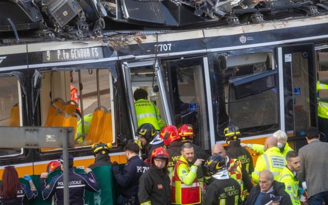 En imágenes: Un tranvía descarrila en el centro de Milán