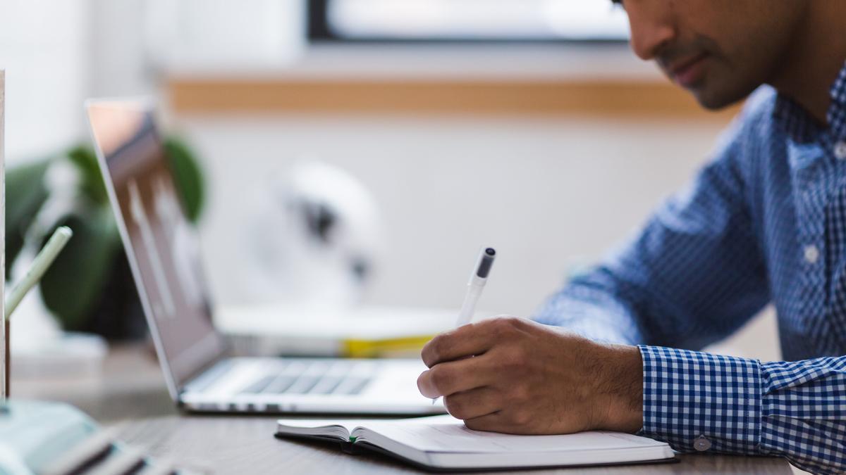 La OCU denuncia a las academias on line por "prácticas abusivas y falta de transparencia"