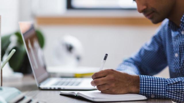 La OCU denuncia a las academias on line por "prácticas abusivas y falta de transparencia"