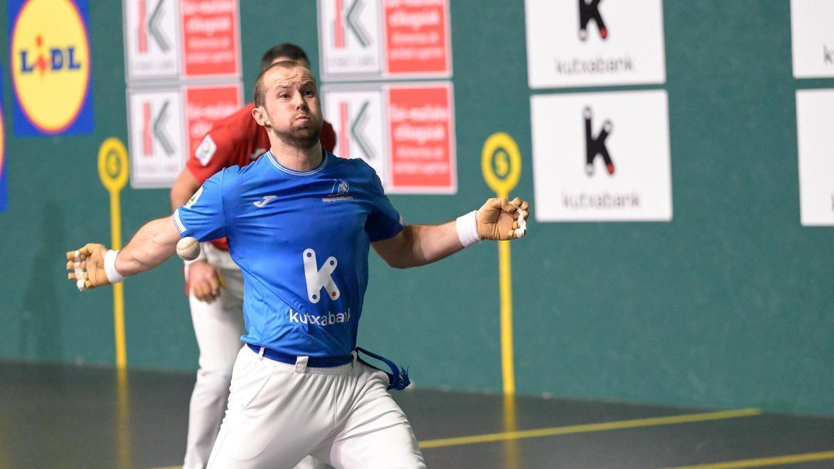 Aitor Elordi golpe la pelota.