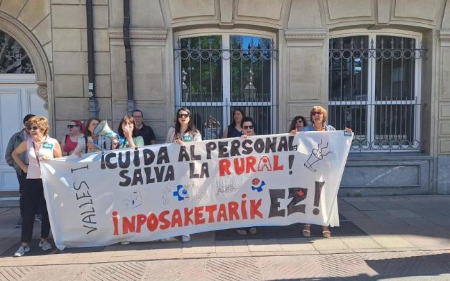Sanitarios de Añana, Valdegovía y Lantarón en una de sus protestas frente al Gobierno vasco