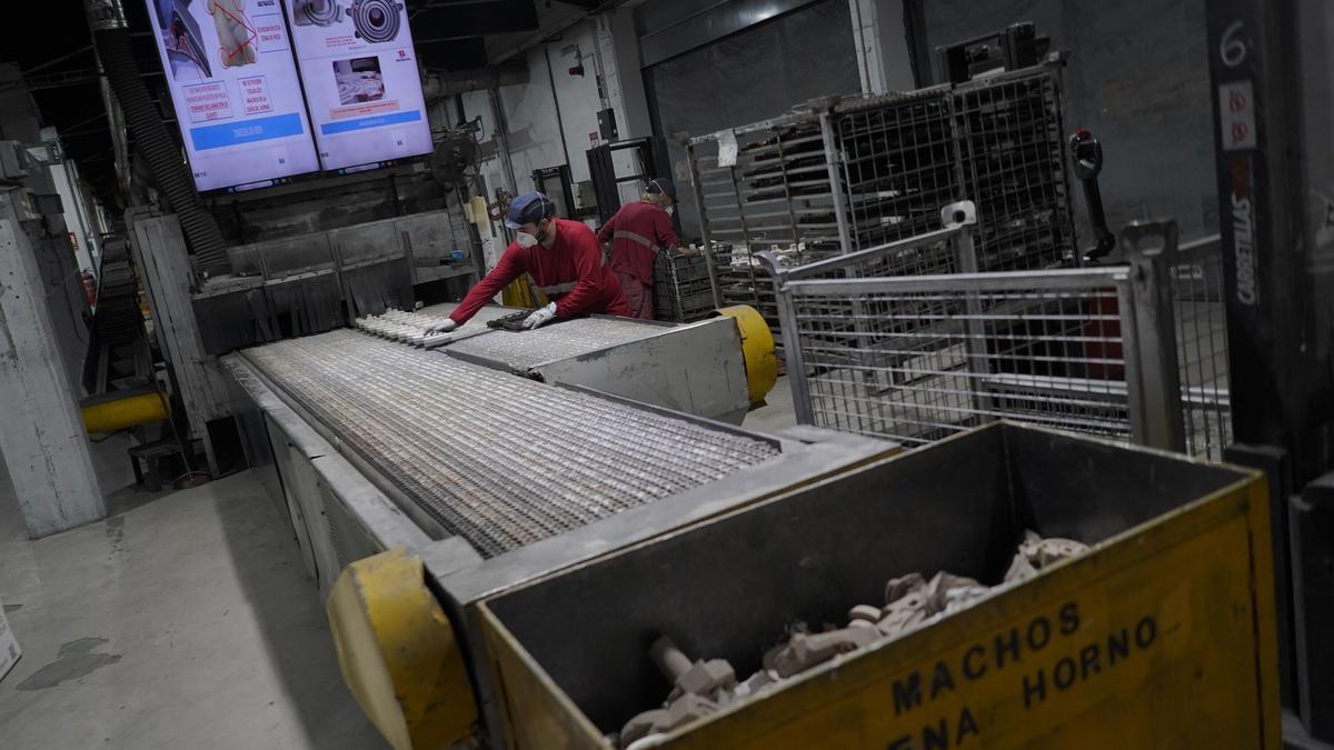 Trabajadores de la empresa Betsaide, en Elorrio, durante su jornada laboral.