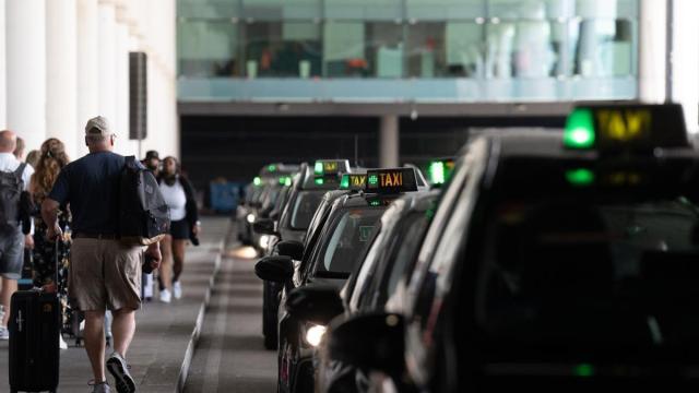 Varios taxis en el aeropuerto de El Prat de Barcelona. / EP Varios taxis en el aeropuerto de El Prat de Barcelona.