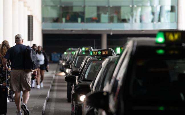 Varios taxis en el aeropuerto de El Prat de Barcelona.
