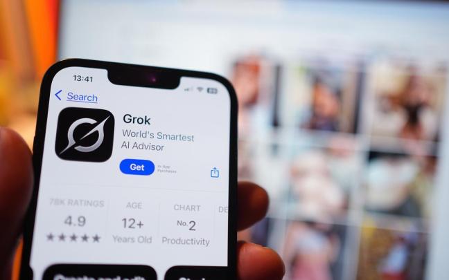 Grok, la inteligencia artificial de Elon Musk, se ha visto envuelta en la polémica de los ‘deepfakes sexuales’.