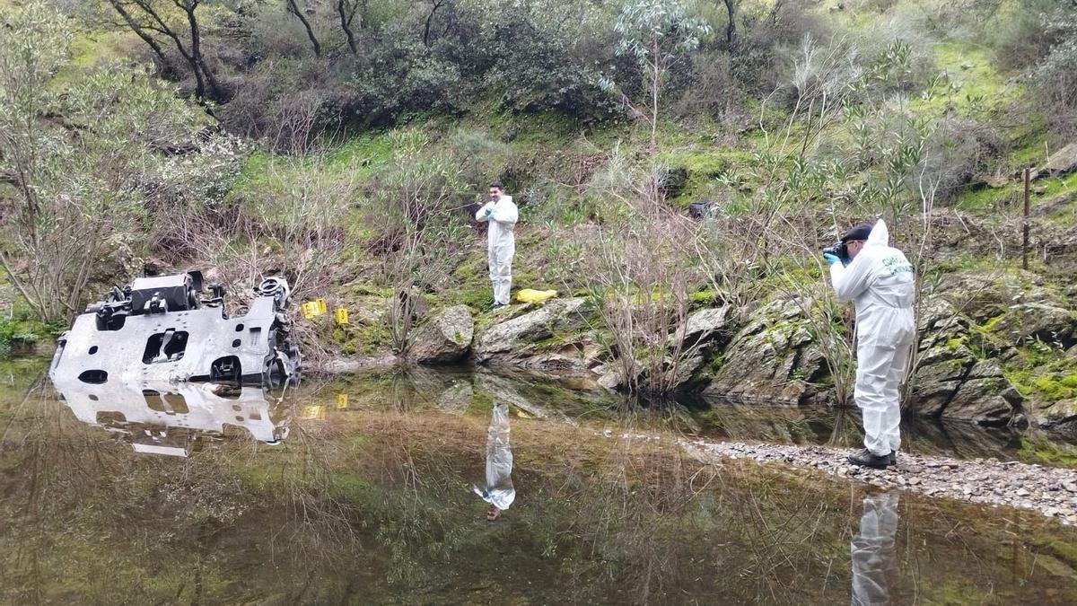 Agentes de la Guardia Civil fotografían y toman evidencias de la pieza hallada en una arroyo en la zona del accidente ferroviario en Adamuz (Córdoba).