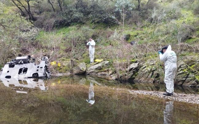 Agentes de la Guardia Civil fotografían y toman evidencias de la pieza hallada en una arroyo en la zona del accidente ferroviario en Adamuz (Córdoba).
