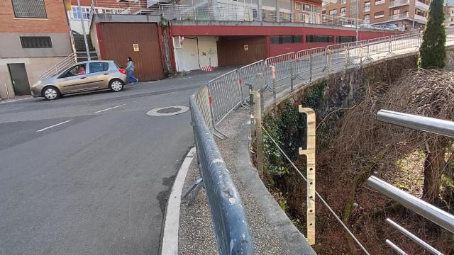Los operarios han acometido ya los primeros pasos para la reposición de la barandilla.