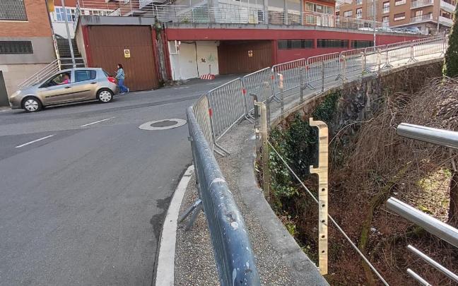 Los operarios han acometido ya los primeros pasos para la reposición de la barandilla.