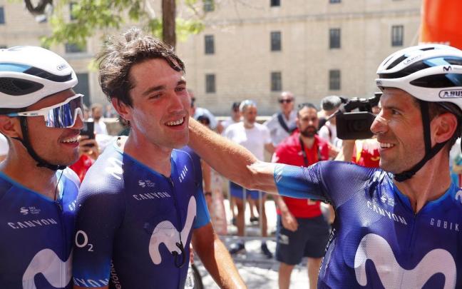 Oier Lazkano recibe la felicitación de Imanol Erviti.