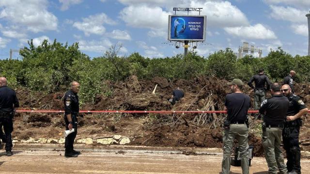 Soldados y policías israelíes junto a la zona del aeropuerto de Tel Aviv en la que cayó el misil. / EP Soldados y policías israelíes junto a la zona del aeropuerto de Tel Aviv en la que cayó el misil.