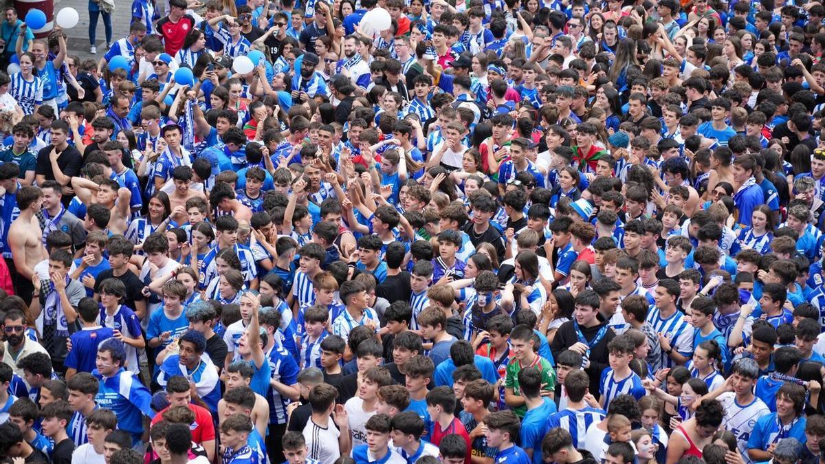 Ekaitz, un niño vitoriano de 12 años, emociona a todo el Alavés con su trompeta