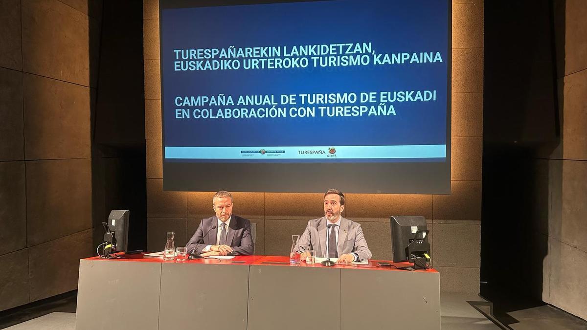 Javier Hurtado (d) y Miguel Sanz (i), durante la rueda de prensa que han ofrecido este miércoles.