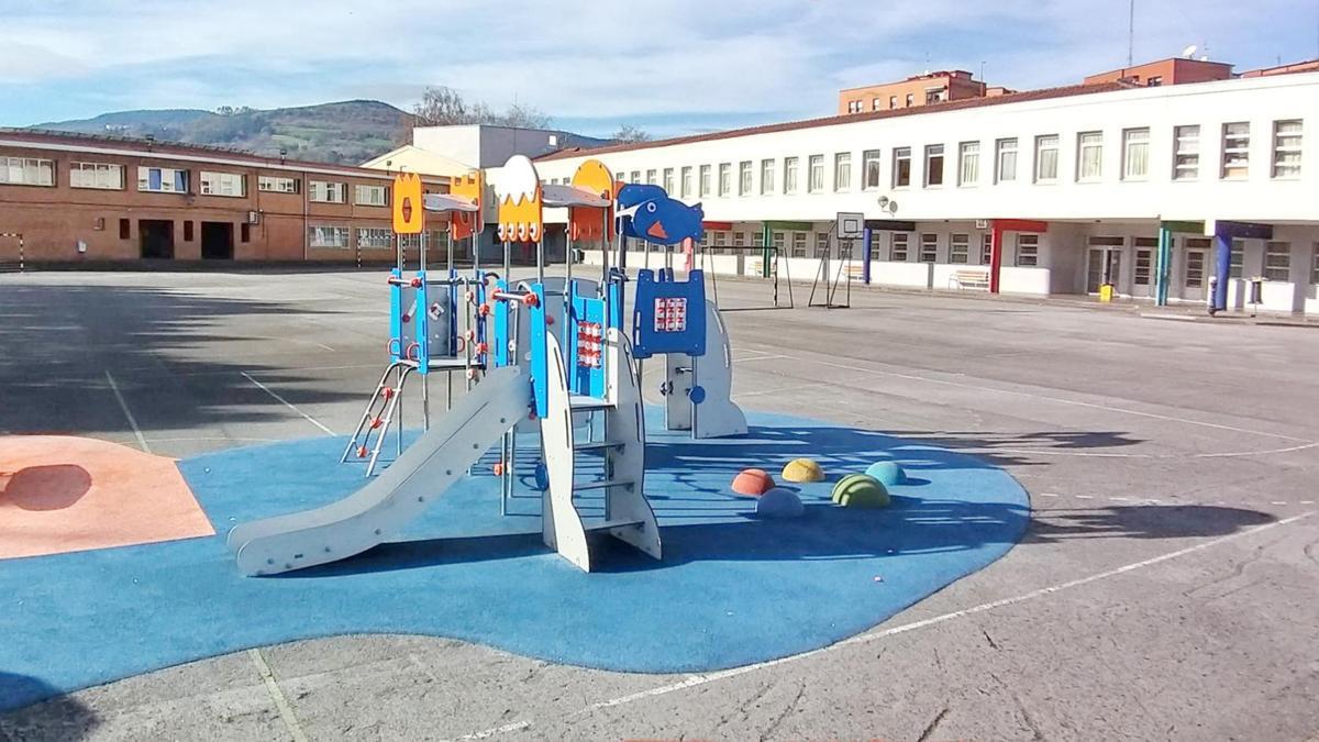 En el centro educativo José Etxegarai se ha aplicado una capa antideslizante en el patio