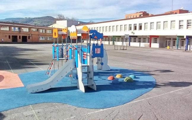 En el centro educativo José Etxegarai se ha aplicado una capa antideslizante en el patio