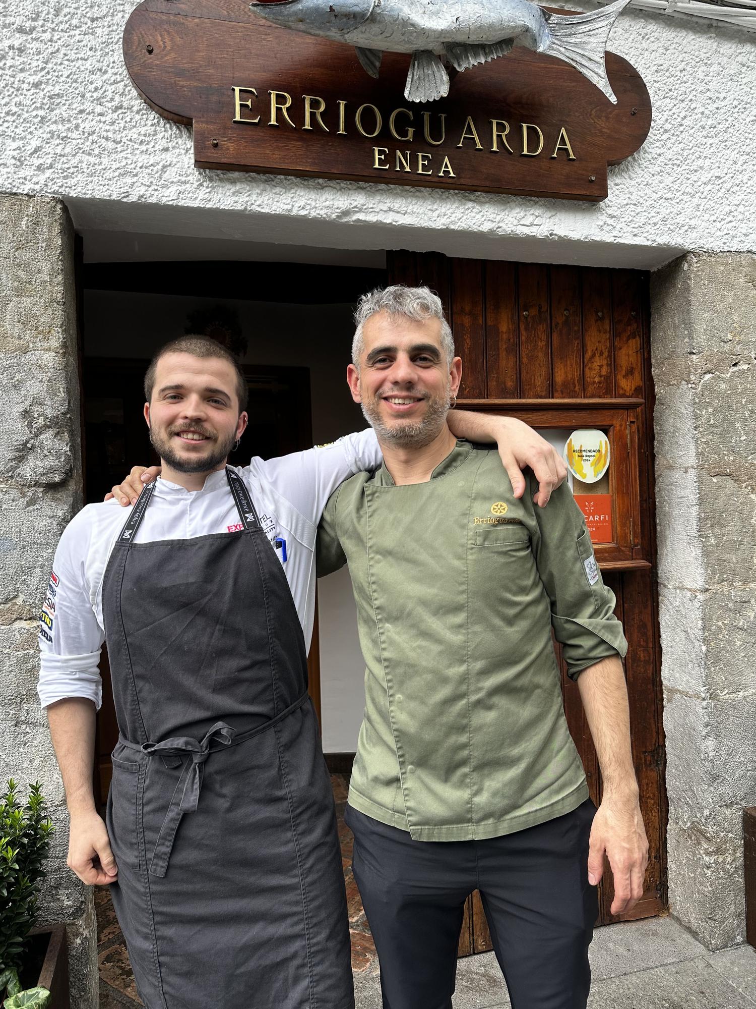Beñat San Sebastián y Santiago Vázquez, frente al Errioguarda Enea.