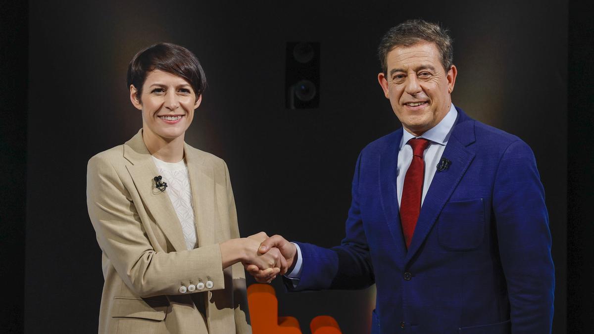 La candidata del BNG, Ana Pontón, saluda al candidato del PSOE, Xosé Ramón Besteiro, antes del debate.