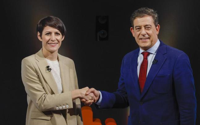 La candidata del BNG, Ana Pontón, saluda al candidato del PSOE, Xosé Ramón Besteiro, antes del debate.