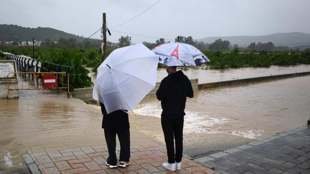Dos personas se cubren bajo la lluvia en Cádiz.