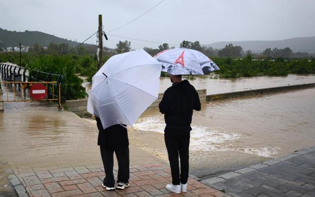 Dos personas se cubren bajo la lluvia en Cádiz.