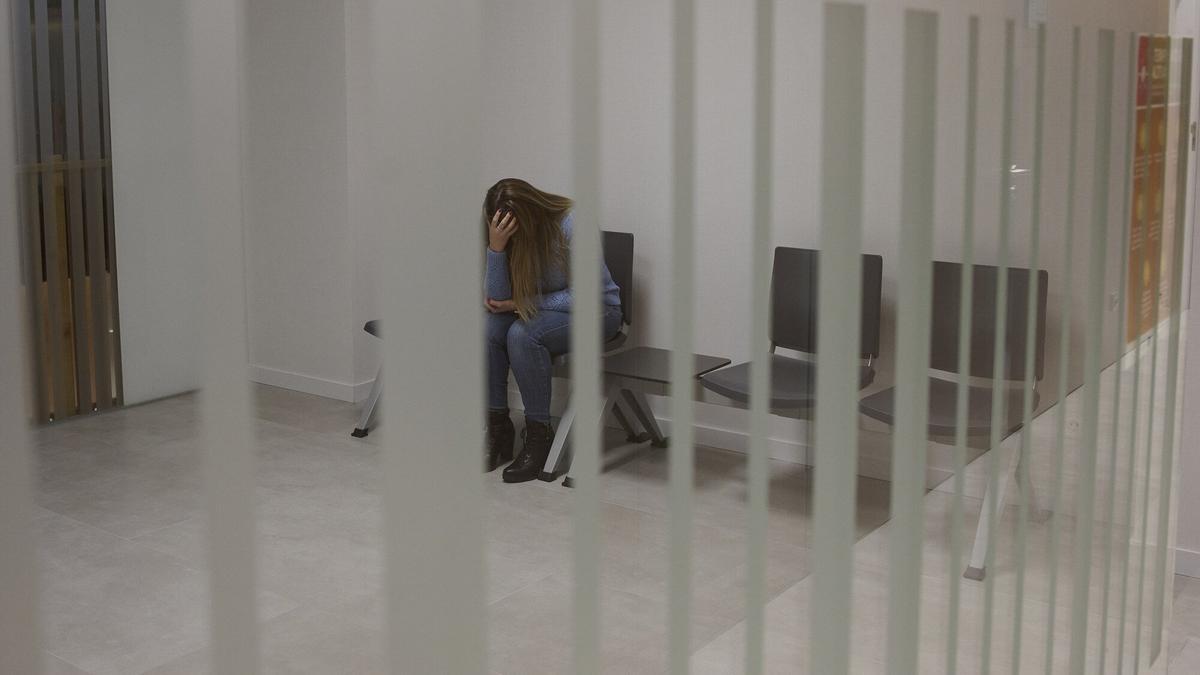 Una mujer sentada en la sala de espera del Centro de Salud Mental, imagen ajena a este testimonio.