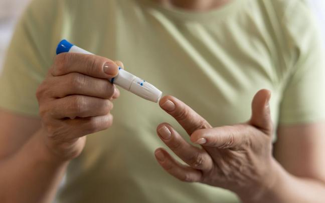 Una mujer comprobando su nivel de glucosa.